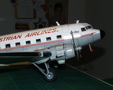 Verkehrsflugzeug DC-3 1:33 glänz. Silberdruck, deutsche Anleitung