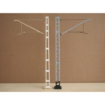 ein Profil- und ein Gitter-Oberleitungsmast 1:45 Ganz-LC-Modell