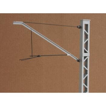 ein Profil- und ein Gitter-Oberleitungsmast 1:45 Ganz-LC-Modell