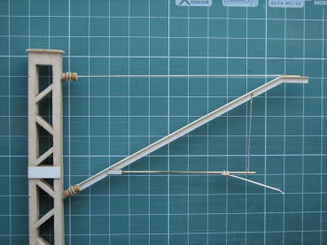zwei Oberleitungsmasten (Gitter- und Stahlprofil-Mast) 1:45 Ganz-LC-Modell, übersetzt