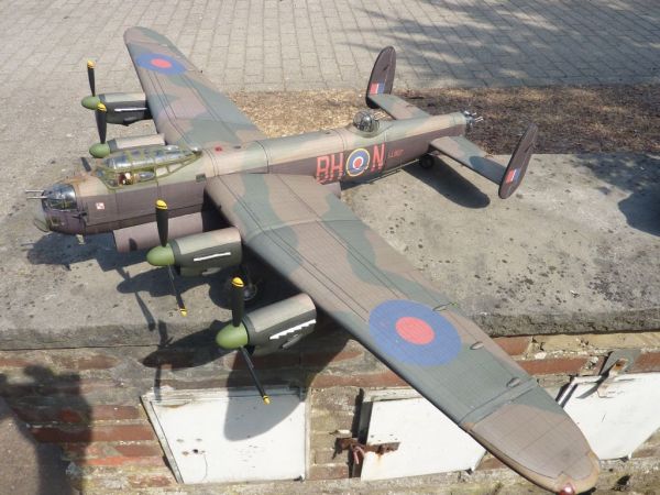 Avro Lancaster B. Mk.I  Spezial ("Grand Slam") inkl. Spantensatz 1:33 übersetzt