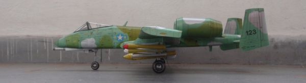 Amerikanisches Erdkampfflugzeug Fairchild A-10 Thunderbolt II (Erstauflage) 1:33 deutsche Anleitung