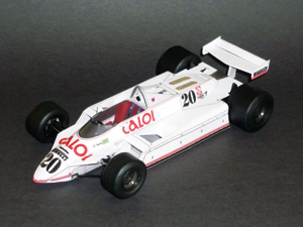 Formel 1.-Bolid Fittipaldi F8D (Season 1982) in zwei optionalen Darstellungsmöglichkeiten 1:24