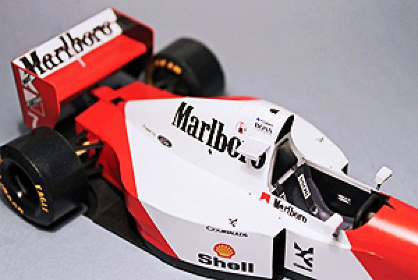 Formel 1.-Bolid McLaren MP4/8 (Season 1993) in drei optionalen Darstellungen 1:24 inkl. LC-Zurüstsatz