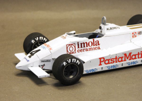 Formel 1.-Bolid Tyrrell 011/81 (Season 1981) in drei optionalen Darstellungsmöglichkeiten 1:24