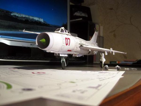 Jagdbomber Suchoj Su-7B Fitter 1:33 (glänzender Silberdruck)