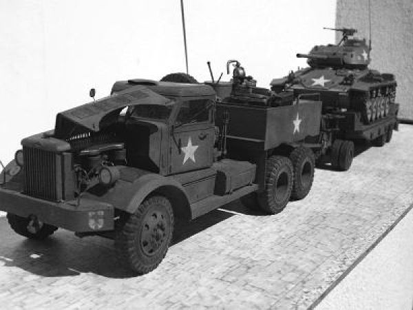 US-Anhänger für Schwertransporte M9 Rogers (1944) 1:25 korrigiert.