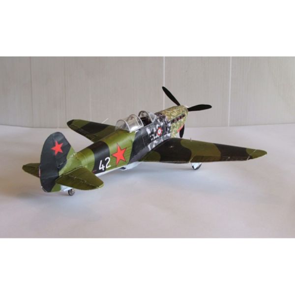 sowjetisches Jagdflugzeug Jak-1b "Normandie-Niemen" 1:33 übersetzt