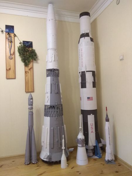 Trägerrakete Falcon-9 v1.2 (Kommunikationssystem Iridium Next, 2016) 1:33 Modellhöhe: 212 cm