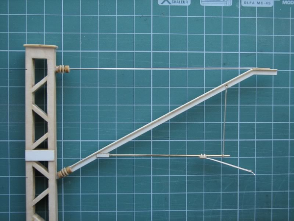 zwei Oberleitungsmasten (Gitter- und Stahlprofil-Mast) 1:45 Ganz-LC-Modell, übersetzt